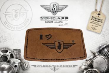 ZÜNDAPP Kunstleder-Patch „I ♥ Zündapp“ Braun · Vintage-Wappenform · Flügelwappen · Lasergraviert · Zum Aufbügeln